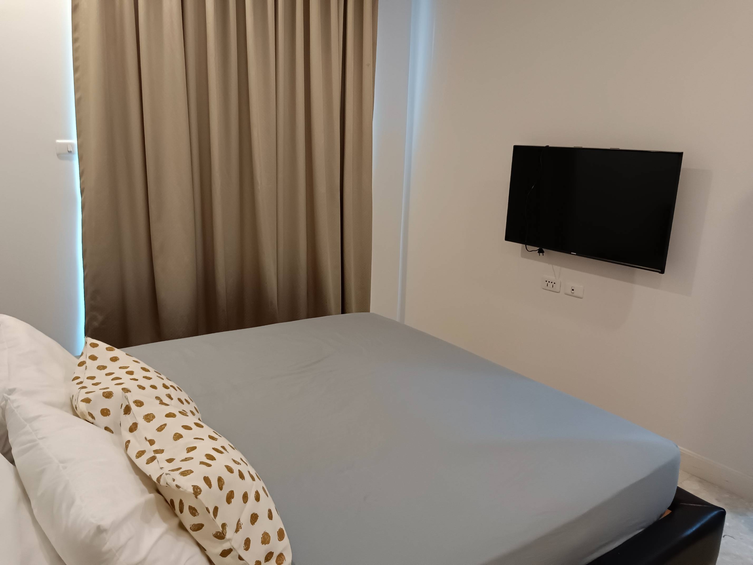 Luxurious 2-bed, 2-bath penthouse at Supalai Premier @ Asoke. 83 sqm, best décor, imported kitchen. Rent for 42K/month. Near MRT Phetchaburi.