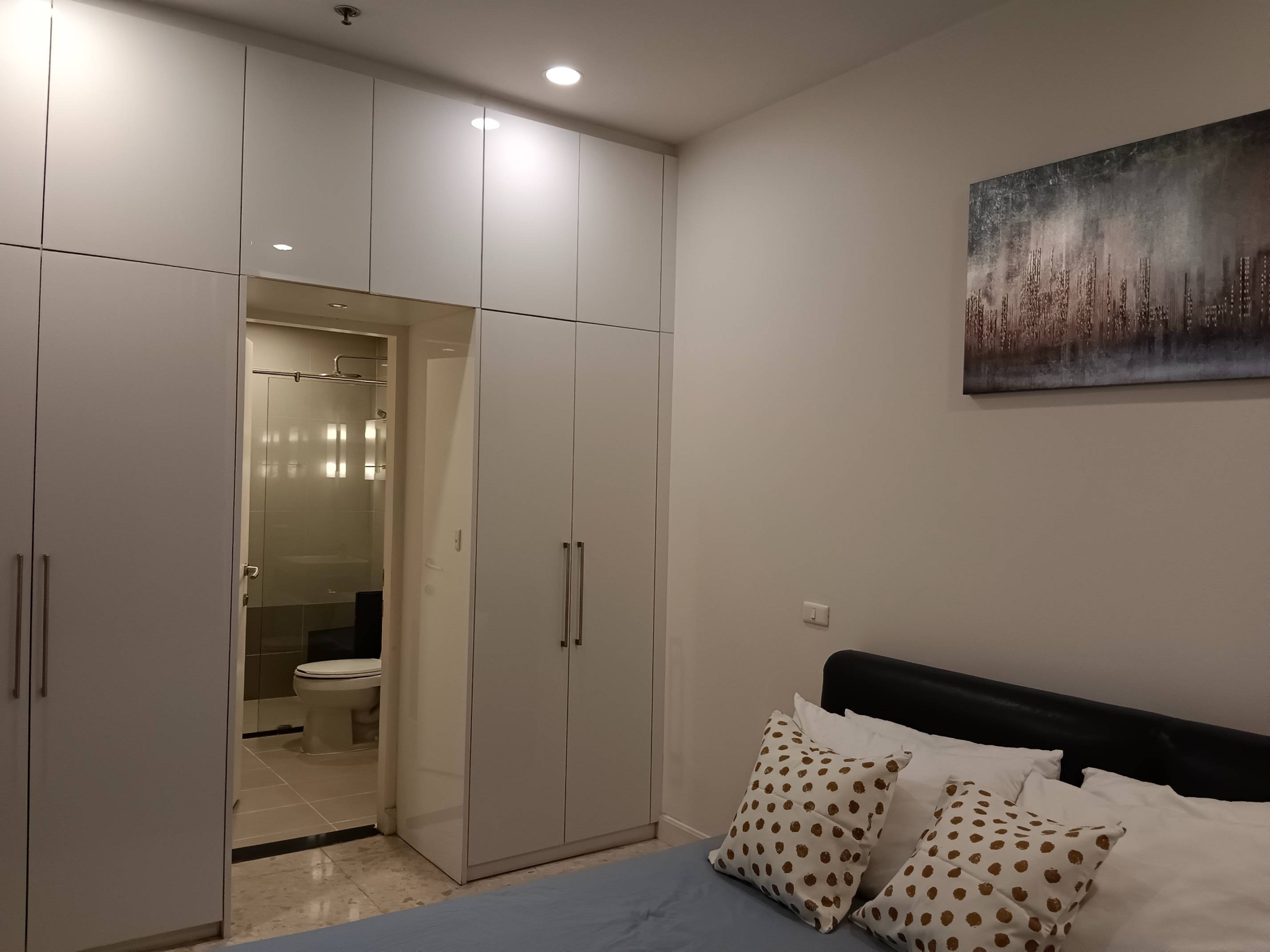 Luxurious 2-bed, 2-bath penthouse at Supalai Premier @ Asoke. 83 sqm, best décor, imported kitchen. Rent for 42K/month. Near MRT Phetchaburi.