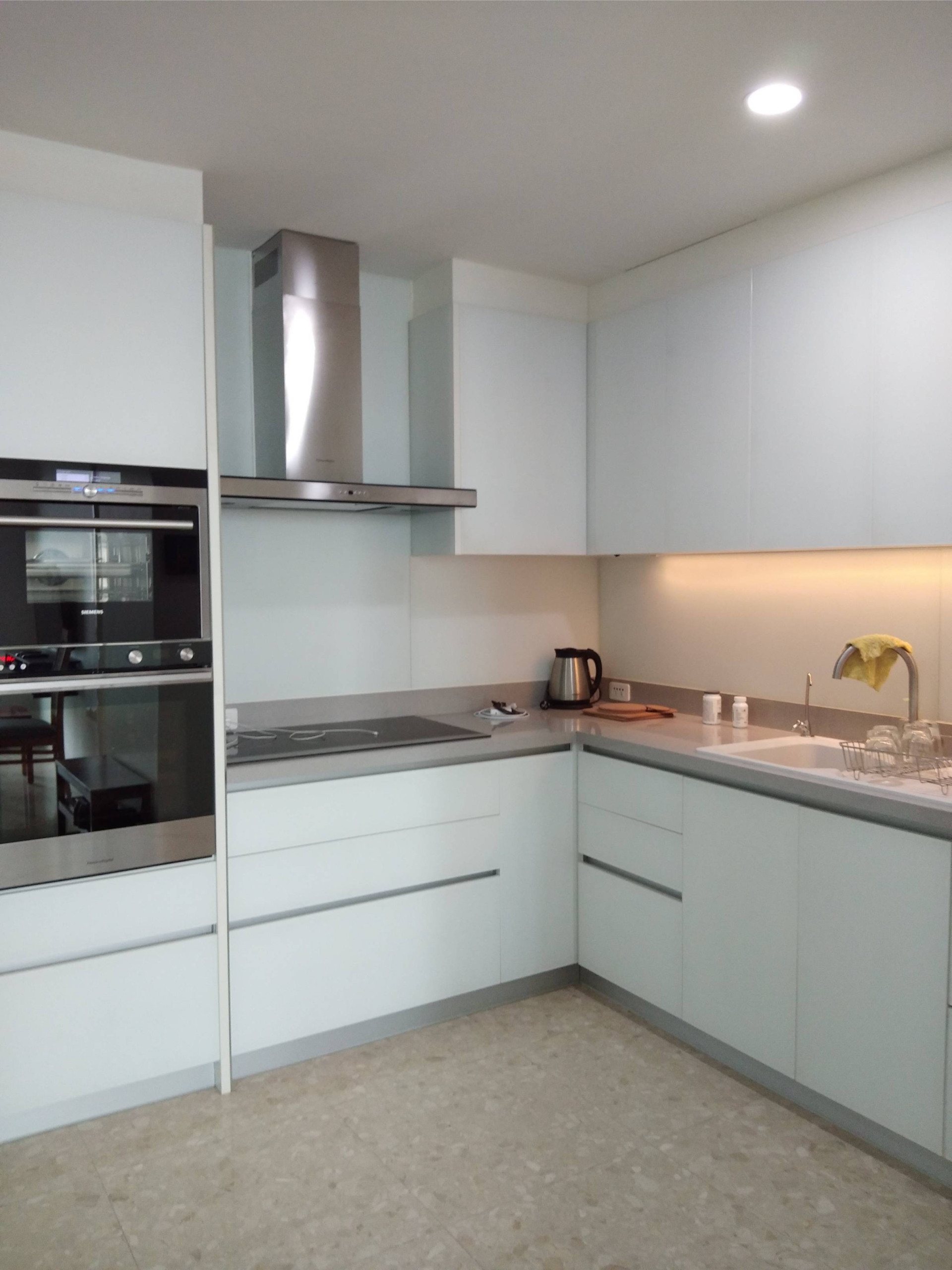 Luxurious 2-bed, 2-bath penthouse at Supalai Premier @ Asoke. 83 sqm, best décor, imported kitchen. Rent for 42K/month. Near MRT Phetchaburi.