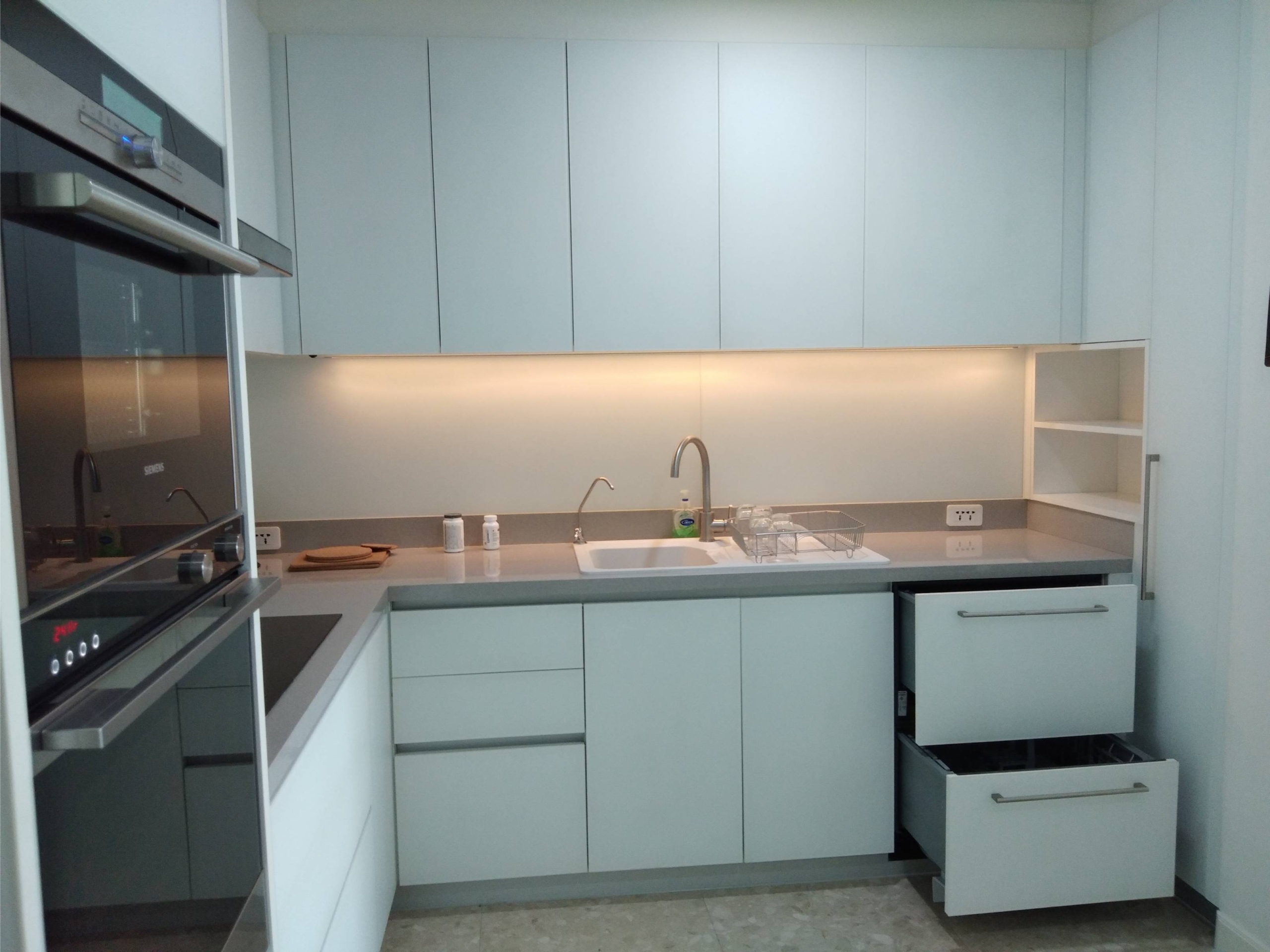 Luxurious 2-bed, 2-bath penthouse at Supalai Premier @ Asoke. 83 sqm, best décor, imported kitchen. Rent for 42K/month. Near MRT Phetchaburi.