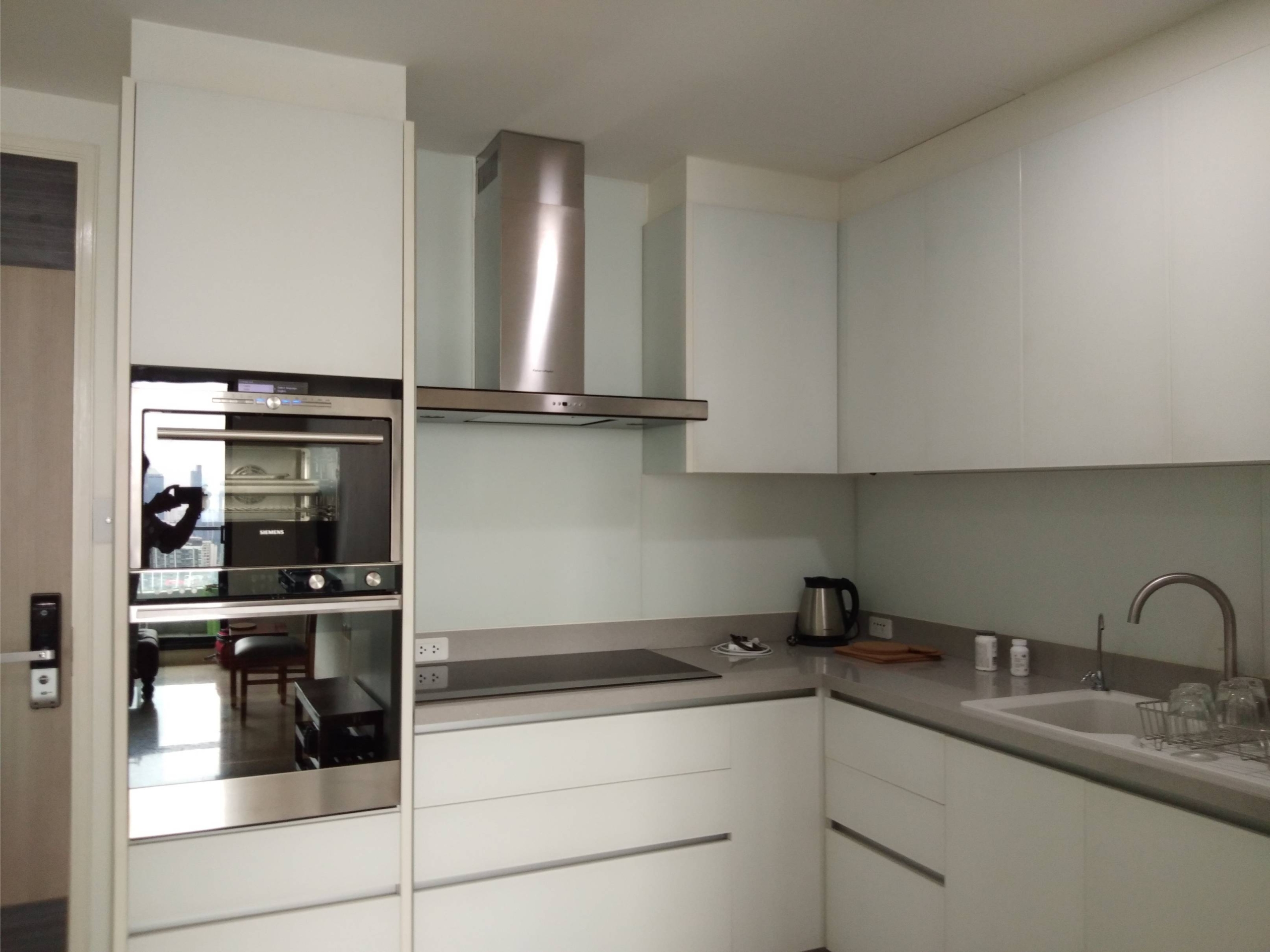 Luxurious 2-bed, 2-bath penthouse at Supalai Premier @ Asoke. 83 sqm, best décor, imported kitchen. Rent for 42K/month. Near MRT Phetchaburi.