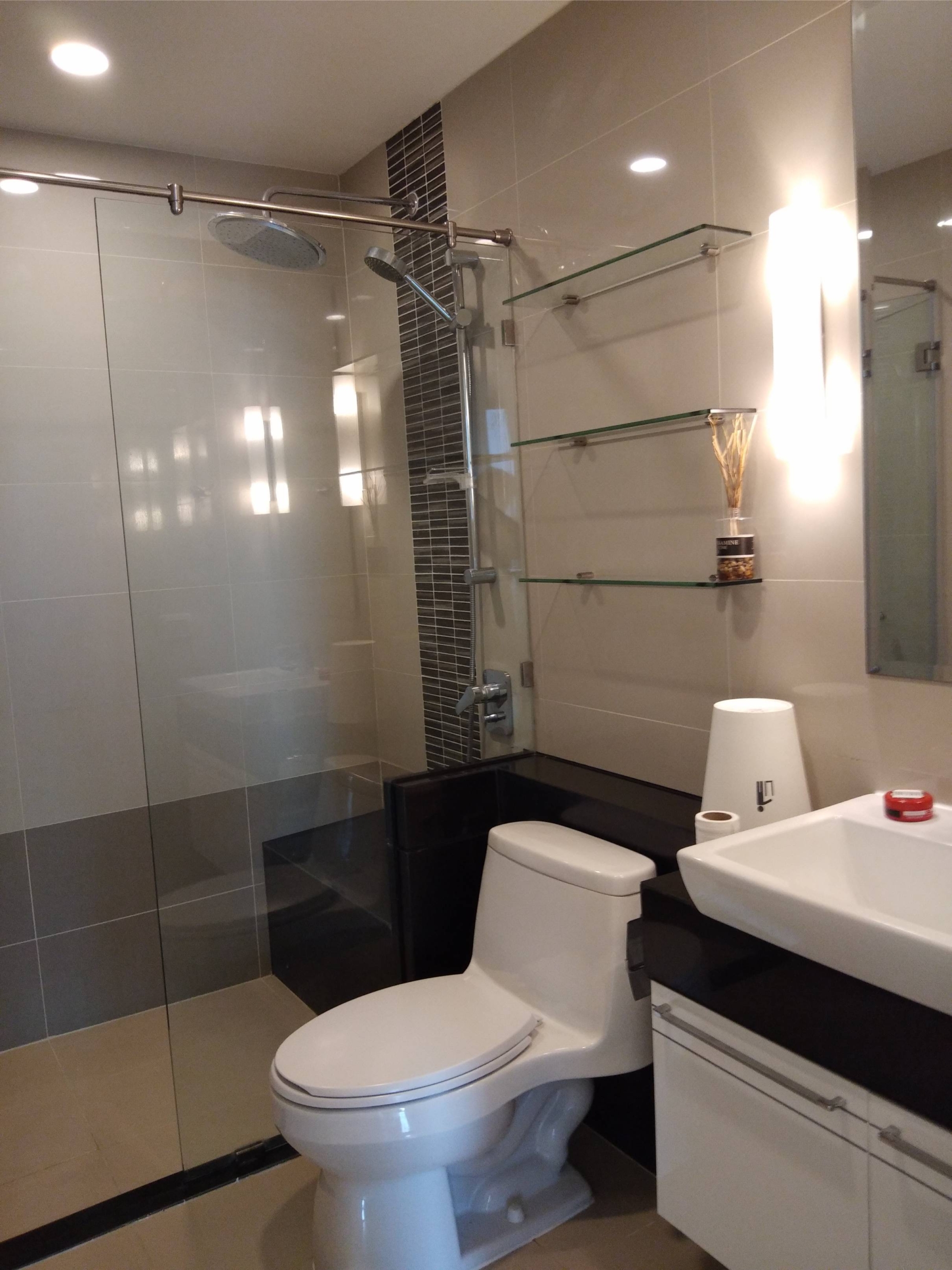 Luxurious 2-bed, 2-bath penthouse at Supalai Premier @ Asoke. 83 sqm, best décor, imported kitchen. Rent for 42K/month. Near MRT Phetchaburi.