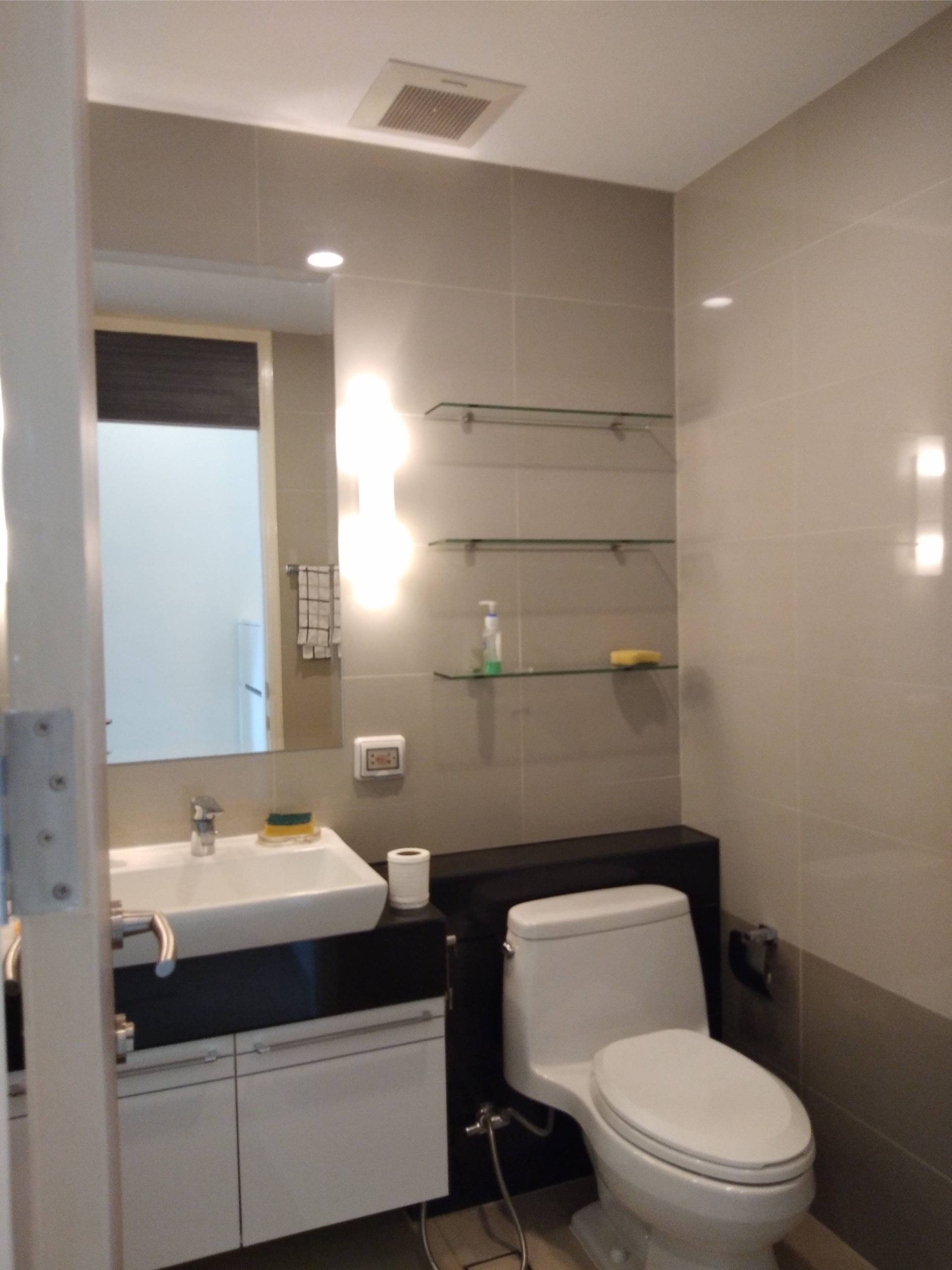 Luxurious 2-bed, 2-bath penthouse at Supalai Premier @ Asoke. 83 sqm, best décor, imported kitchen. Rent for 42K/month. Near MRT Phetchaburi.