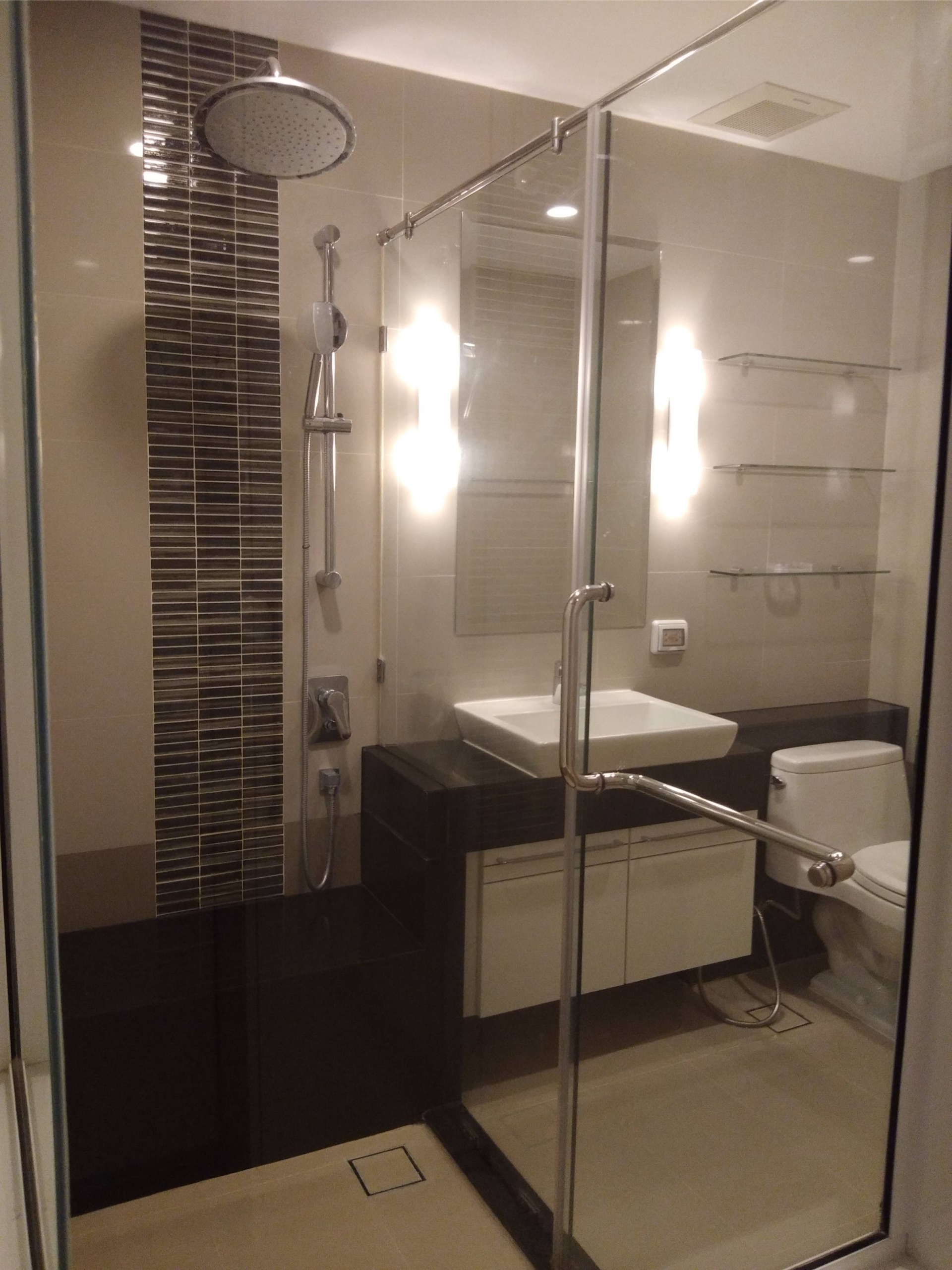 Luxurious 2-bed, 2-bath penthouse at Supalai Premier @ Asoke. 83 sqm, best décor, imported kitchen. Rent for 42K/month. Near MRT Phetchaburi.