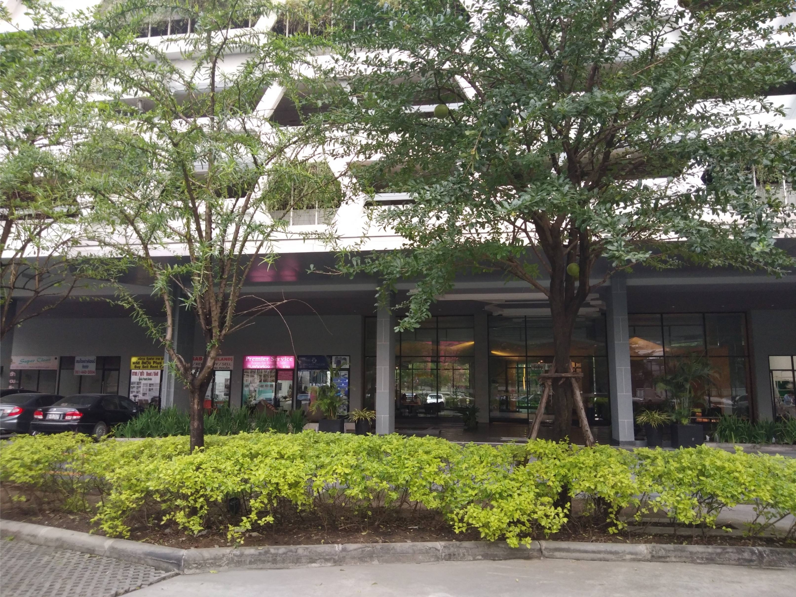 Luxurious 2-bed, 2-bath penthouse at Supalai Premier @ Asoke. 83 sqm, best décor, imported kitchen. Rent for 42K/month. Near MRT Phetchaburi.