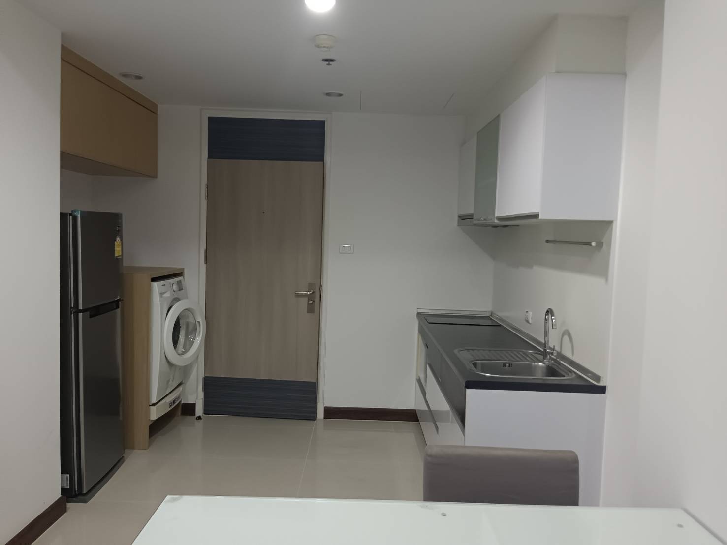 Discover a 1-bedroom, 1-bathroom condo at Supalai Premier Place Asoke. Fully furnished, 50 sqm, south-facing with rooftop pool. Rent for THB 23,000/month.
