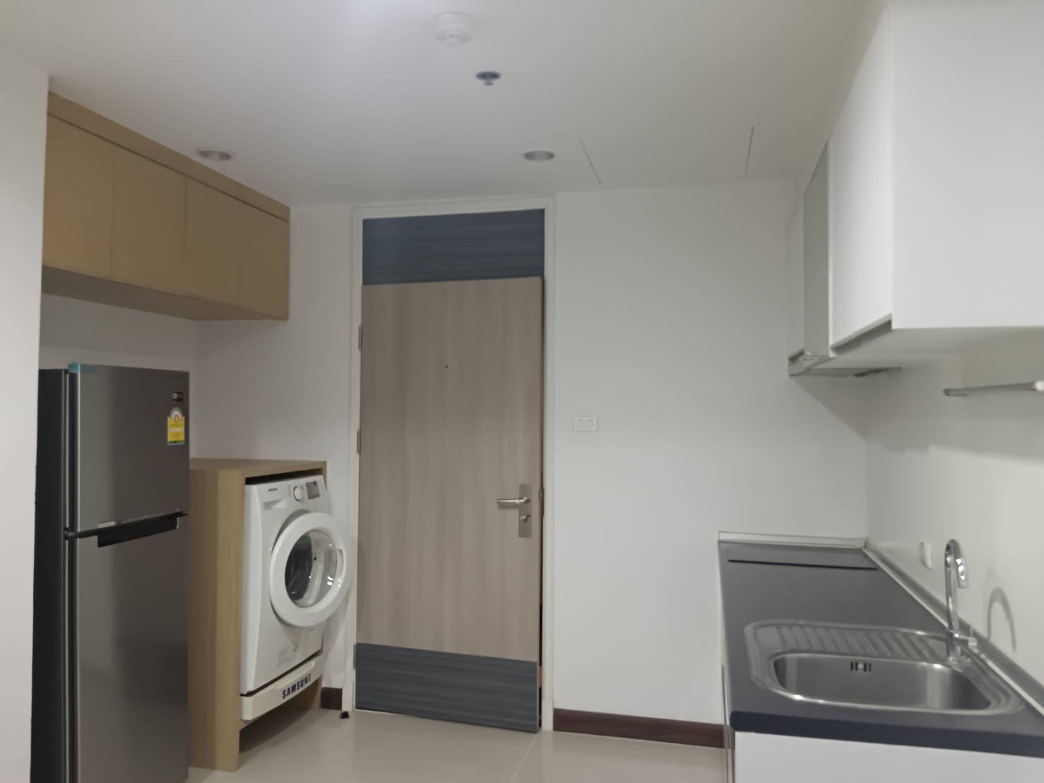 Discover a 1-bedroom, 1-bathroom condo at Supalai Premier Place Asoke. Fully furnished, 50 sqm, south-facing with rooftop pool. Rent for THB 23,000/month.