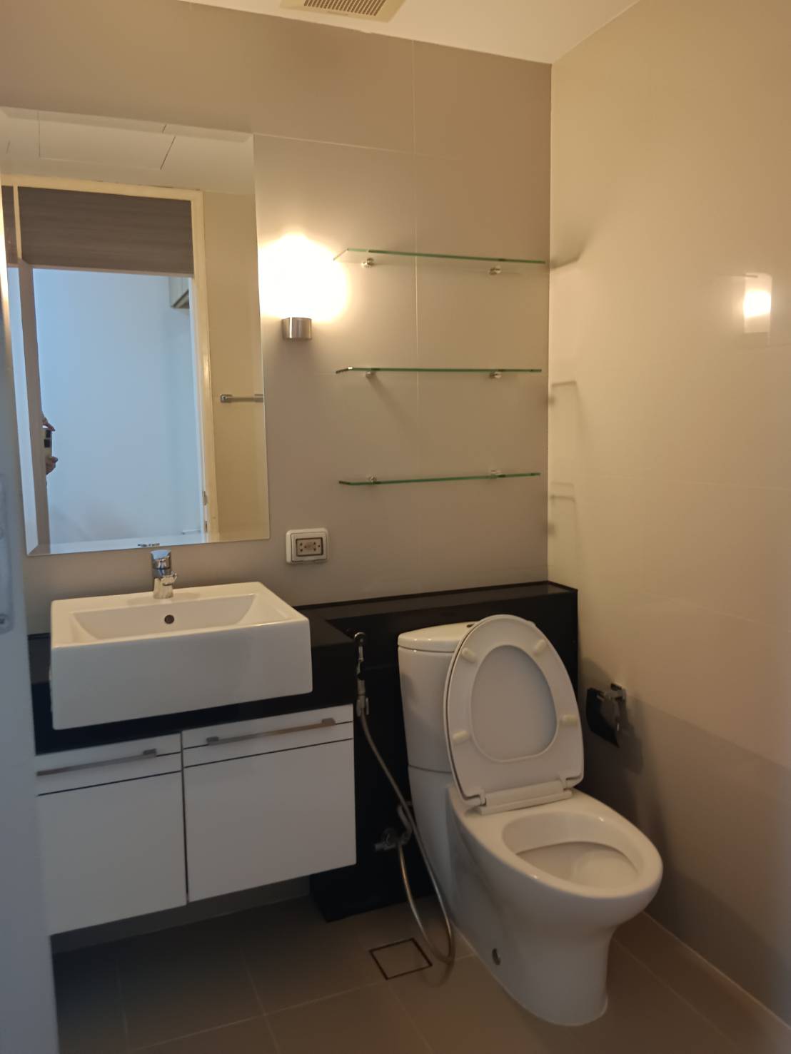 Discover a 1-bedroom, 1-bathroom condo at Supalai Premier Place Asoke. Fully furnished, 50 sqm, south-facing with rooftop pool. Rent for THB 23,000/month.
