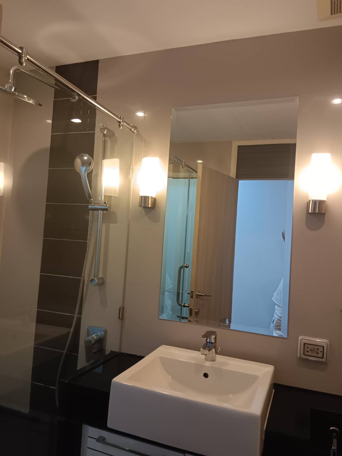 Discover a 1-bedroom, 1-bathroom condo at Supalai Premier Place Asoke. Fully furnished, 50 sqm, south-facing with rooftop pool. Rent for THB 23,000/month.