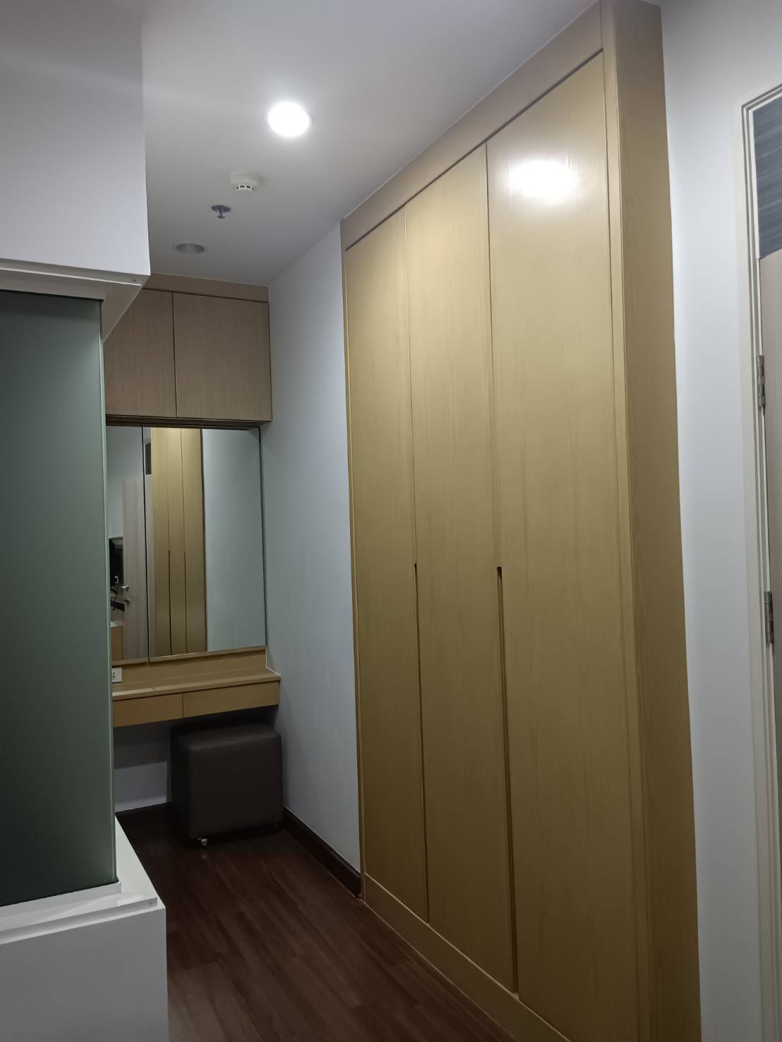 Discover a 1-bedroom, 1-bathroom condo at Supalai Premier Place Asoke. Fully furnished, 50 sqm, south-facing with rooftop pool. Rent for THB 23,000/month.