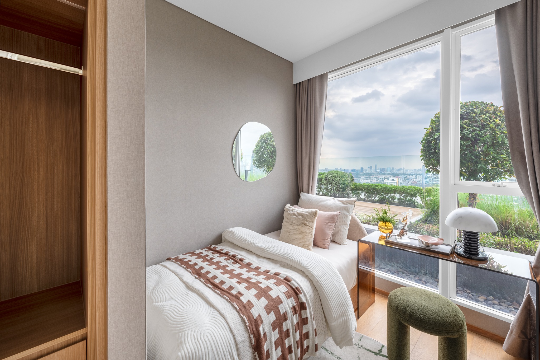 Luxury 3-bed 3-bath penthouse at Siamese Exclusive Sukhumvit 42, 89 sqm, fully furnished, near BTS Ekkamai, for sale at 27MB.