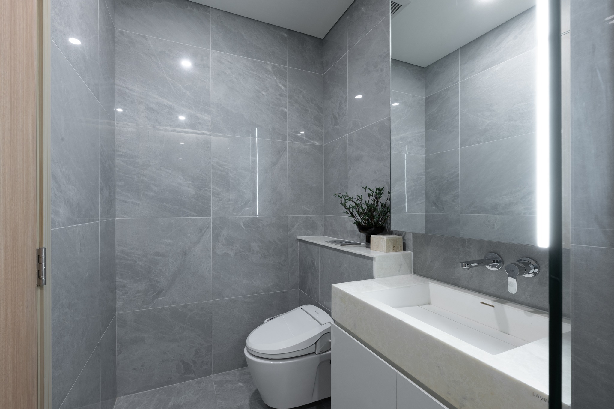 Luxury 3-bed 3-bath penthouse at Siamese Exclusive Sukhumvit 42, 89 sqm, fully furnished, near BTS Ekkamai, for sale at 27MB.