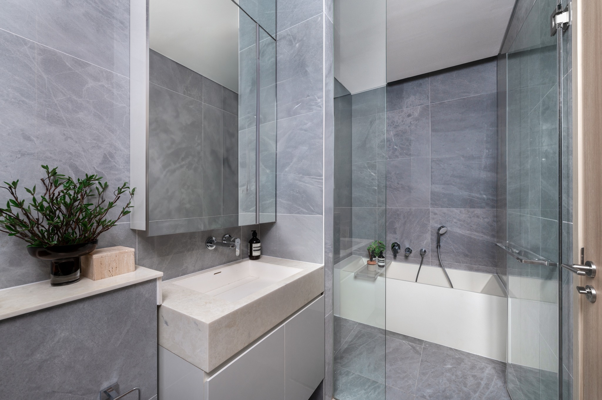 Luxury 3-bed 3-bath penthouse at Siamese Exclusive Sukhumvit 42, 89 sqm, fully furnished, near BTS Ekkamai, for sale at 27MB.