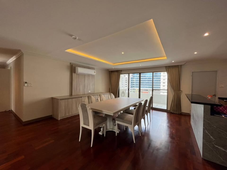 Spacious 3-bed 3-bath 250 sqm condo at Regent on the Park 1, pet-friendly, fully renovated, near BTS Phrom Phong, for rent at 65,000 THB monthly.