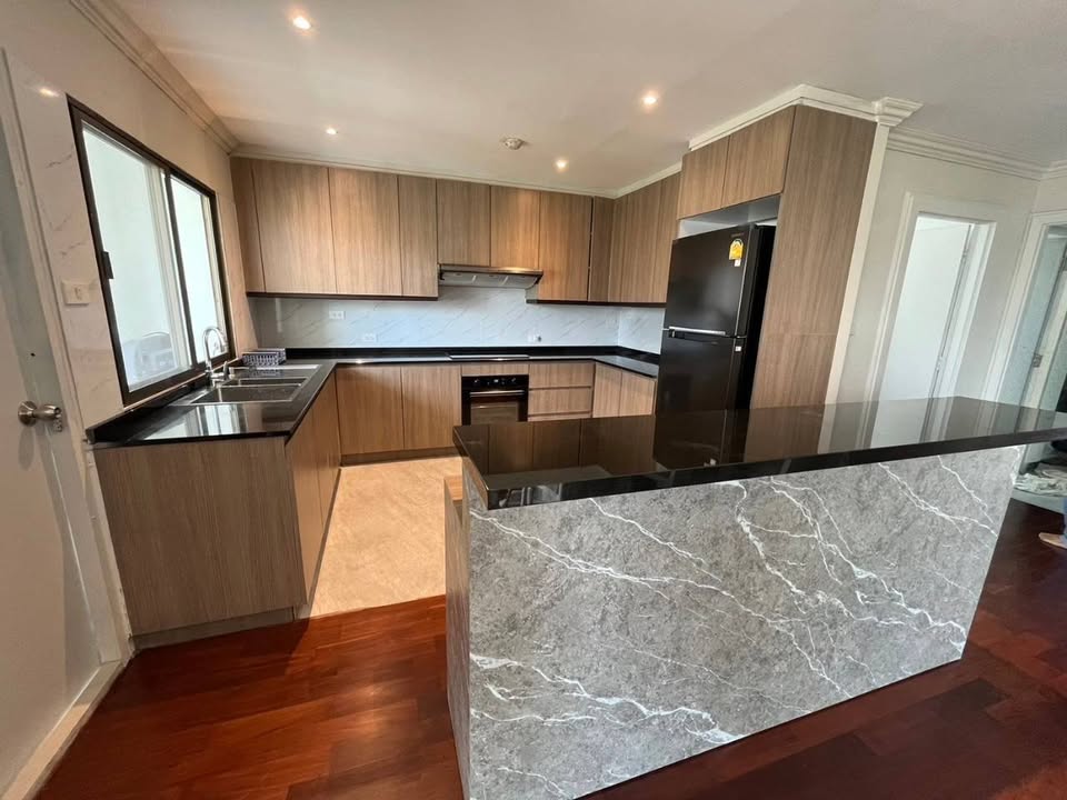 Spacious 3-bed 3-bath 250 sqm condo at Regent on the Park 1, pet-friendly, fully renovated, near BTS Phrom Phong, for rent at 65,000 THB monthly.