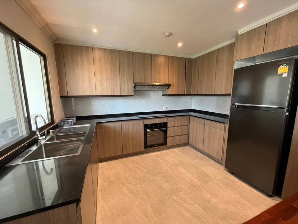 Spacious 3-bed 3-bath 250 sqm condo at Regent on the Park 1, pet-friendly, fully renovated, near BTS Phrom Phong, for rent at 65,000 THB monthly.