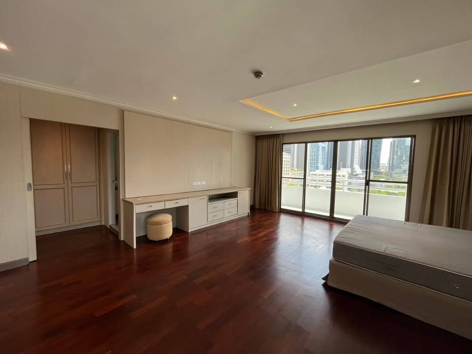 Spacious 3-bed 3-bath 250 sqm condo at Regent on the Park 1, pet-friendly, fully renovated, near BTS Phrom Phong, for rent at 65,000 THB monthly.