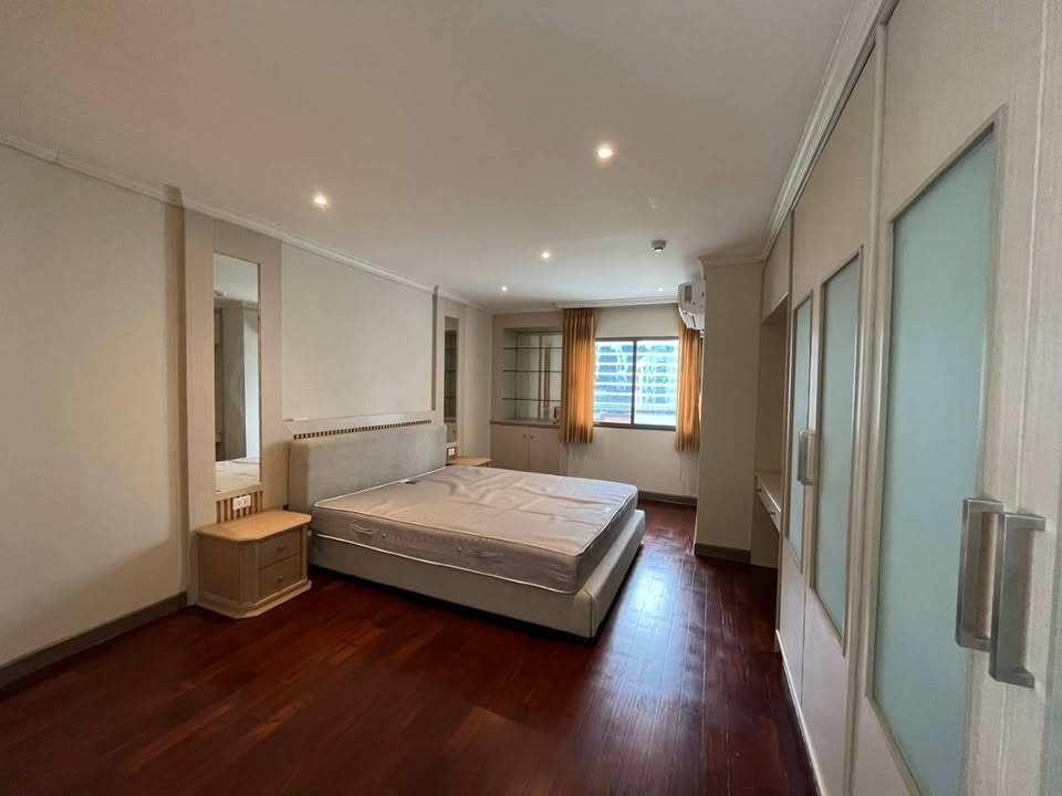 Spacious 3-bed 3-bath 250 sqm condo at Regent on the Park 1, pet-friendly, fully renovated, near BTS Phrom Phong, for rent at 65,000 THB monthly.