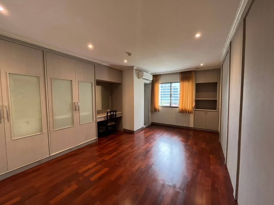 Spacious 3-bed 3-bath 250 sqm condo at Regent on the Park 1, pet-friendly, fully renovated, near BTS Phrom Phong, for rent at 65,000 THB monthly.