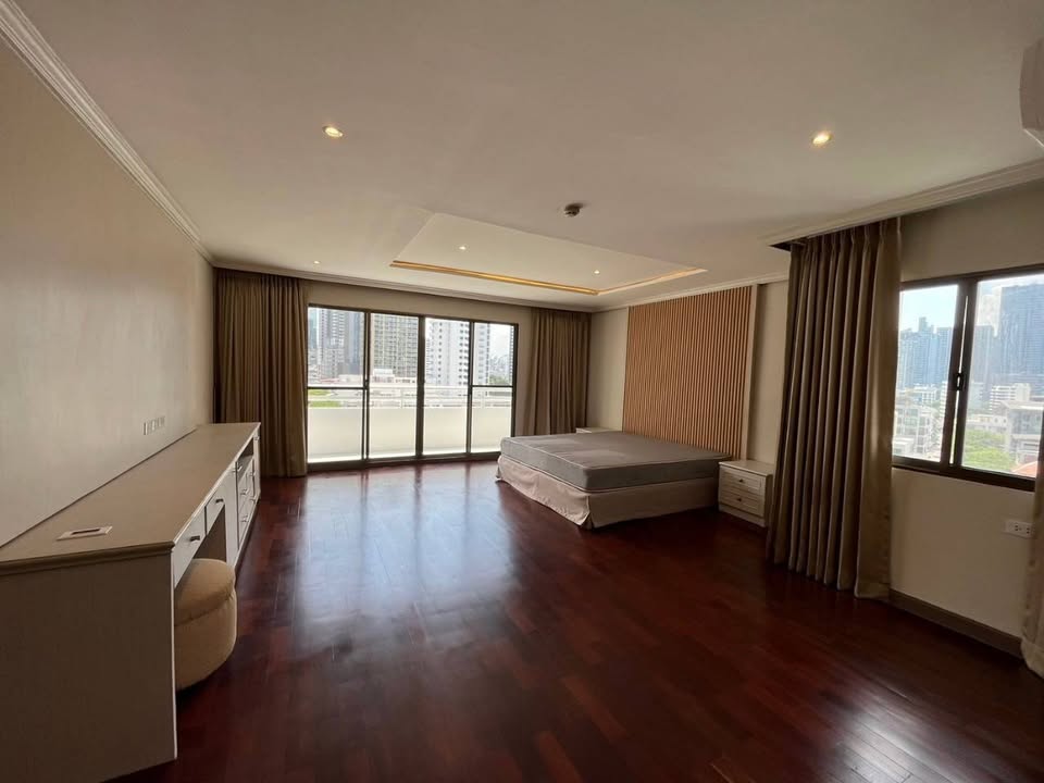 Spacious 3-bed 3-bath 250 sqm condo at Regent on the Park 1, pet-friendly, fully renovated, near BTS Phrom Phong, for rent at 65,000 THB monthly.