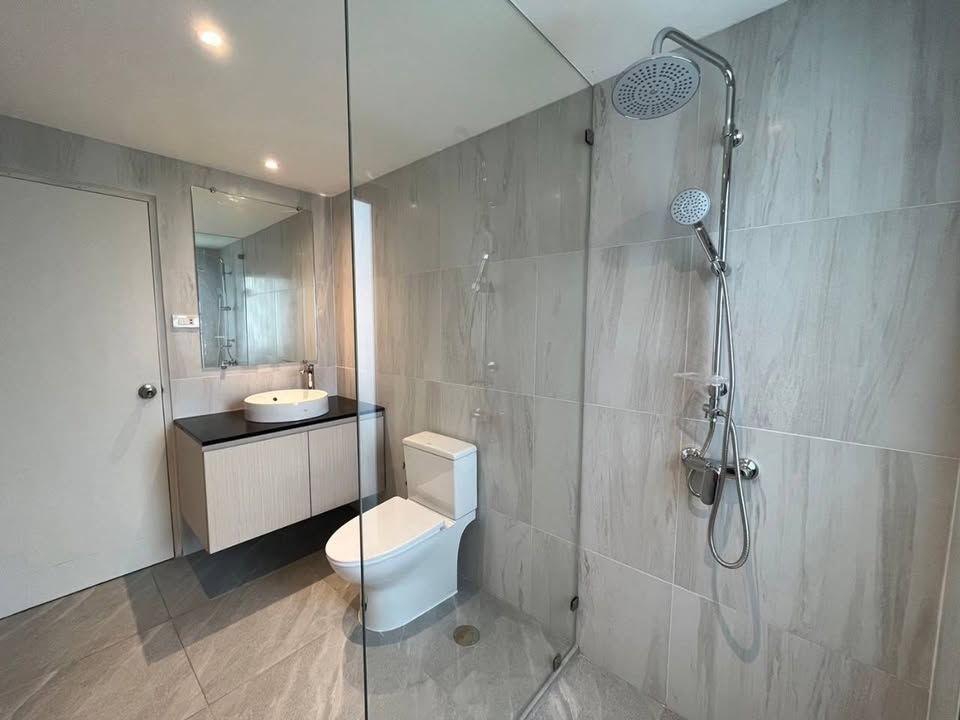 Spacious 3-bed 3-bath 250 sqm condo at Regent on the Park 1, pet-friendly, fully renovated, near BTS Phrom Phong, for rent at 65,000 THB monthly.