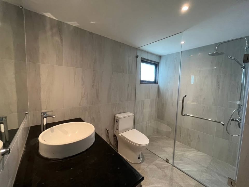 Spacious 3-bed 3-bath 250 sqm condo at Regent on the Park 1, pet-friendly, fully renovated, near BTS Phrom Phong, for rent at 65,000 THB monthly.