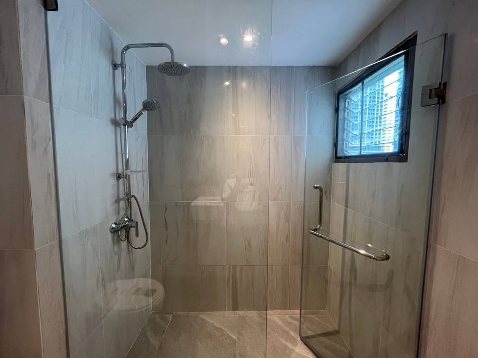 Spacious 3-bed 3-bath 250 sqm condo at Regent on the Park 1, pet-friendly, fully renovated, near BTS Phrom Phong, for rent at 65,000 THB monthly.