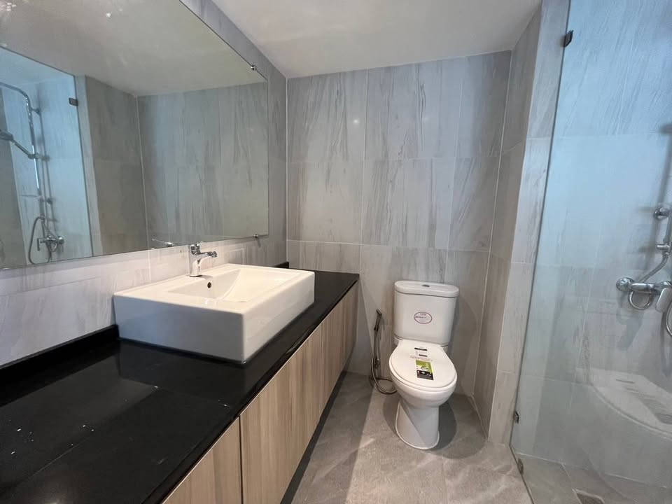 Spacious 3-bed 3-bath 250 sqm condo at Regent on the Park 1, pet-friendly, fully renovated, near BTS Phrom Phong, for rent at 65,000 THB monthly.