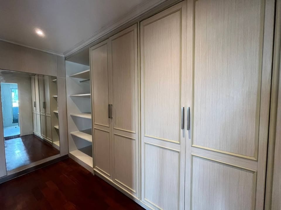 Spacious 3-bed 3-bath 250 sqm condo at Regent on the Park 1, pet-friendly, fully renovated, near BTS Phrom Phong, for rent at 65,000 THB monthly.