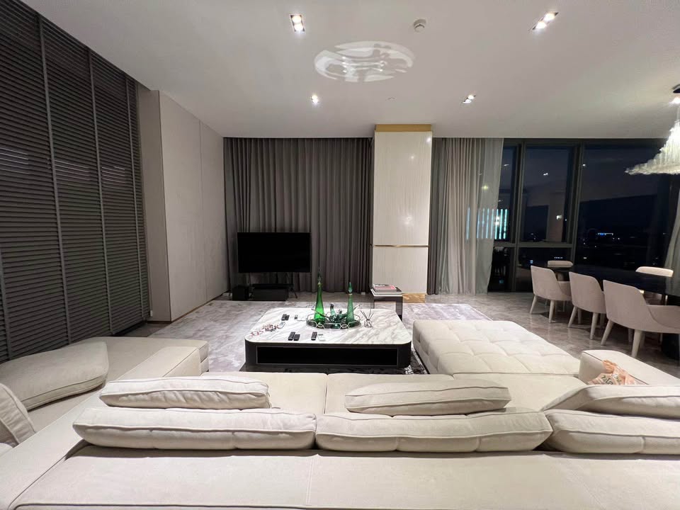 Luxury 3-bed 4-bath 297 sqm condo at MARQUE Sukhumvit with private pool, maid's room, and 4 parking spaces for rent at 700,000 THB monthly near Phrom Phong BTS.