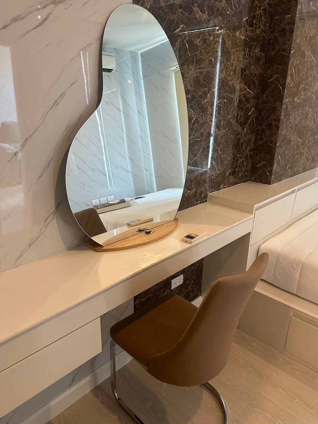 Modern 1-bed 1-bath 31 sqm condo at The Niche Pride Thonglor-Phetchaburi for rent at 17,000 THB monthly, fully furnished, near Thonglor & Phetchaburi Road.