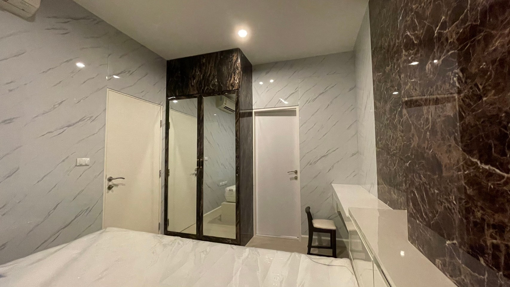 Modern 1-bed 1-bath 31 sqm condo at The Niche Pride Thonglor-Phetchaburi for rent at 17,000 THB monthly, fully furnished, near Thonglor & Phetchaburi Road.