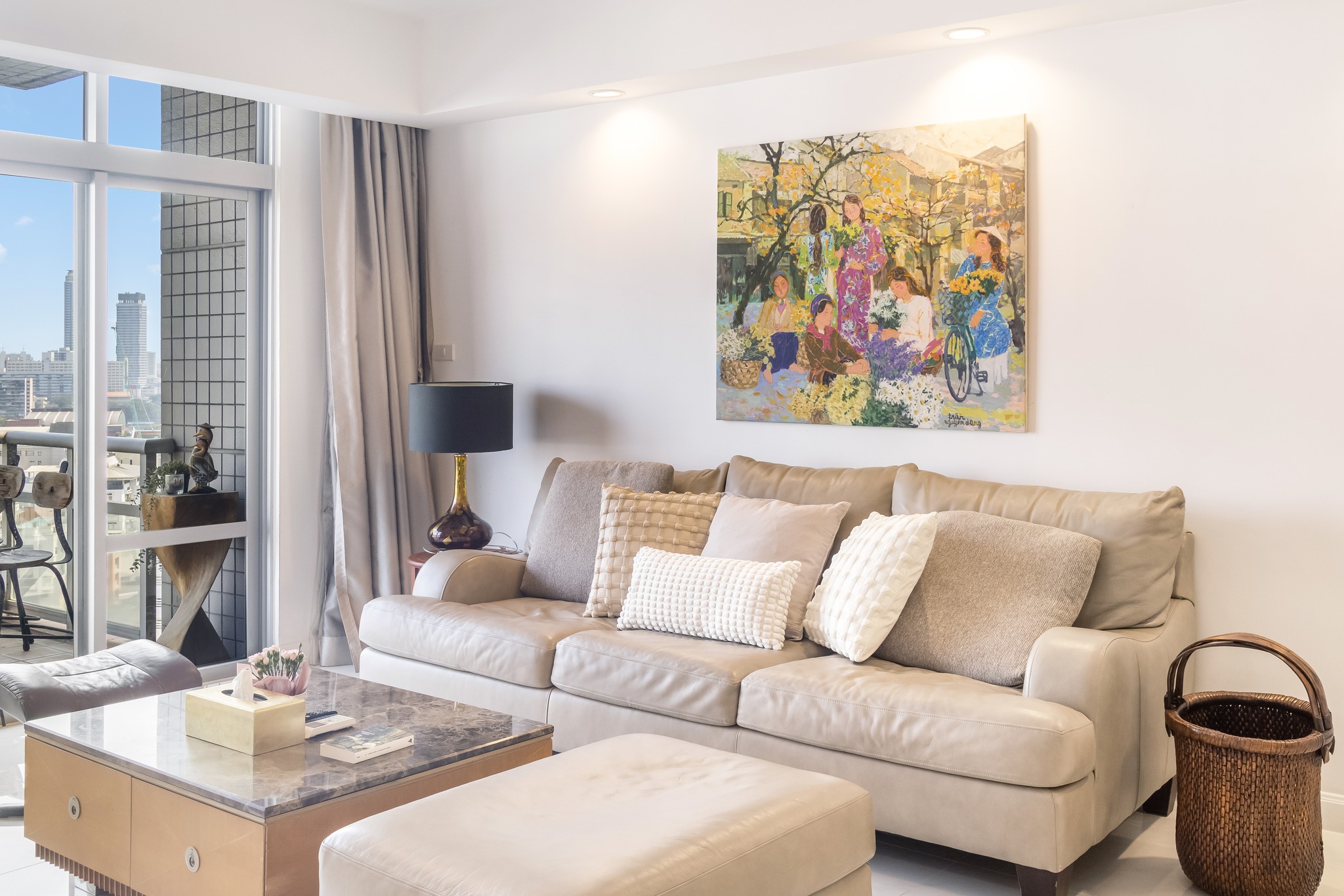 Newly renovated 2+1 bedroom condo at All Seasons Mansion, Ploenchit BTS. Fully furnished, high floor with city views. Rent: 75,000 THB per month.