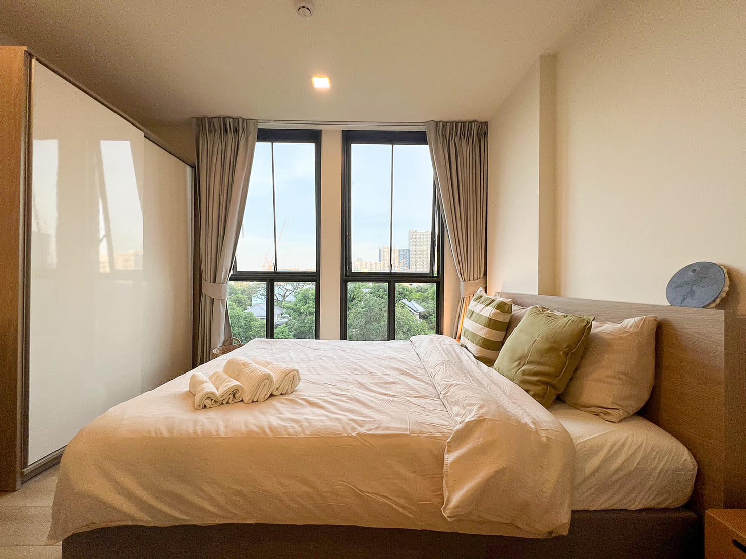 Modern 1-bedroom condo at Chambers On Nut Station. 27 sqm, 5th floor, near BTS On Nut. Sold with tenant, rental 16,000 THB/month. Price: 3.5M THB.