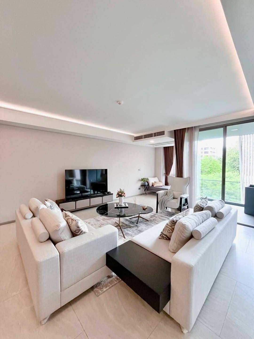 Modern 3-bedroom condo at FYNN Sukhumvit 31. 114 sqm, fully furnished, 4th floor. Near BTS Phrom Phong & The EM District. Rent 105,000 THB/month.