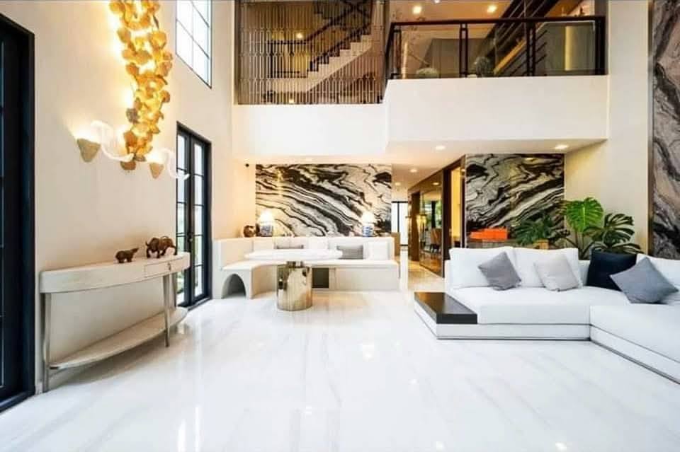 Luxury 4-bedroom townhome at Quarter 31, 425 sqm, pet-friendly with private lift and 4 parking spots. Rent 280,000 THB/month near BTS Phrom Phong.