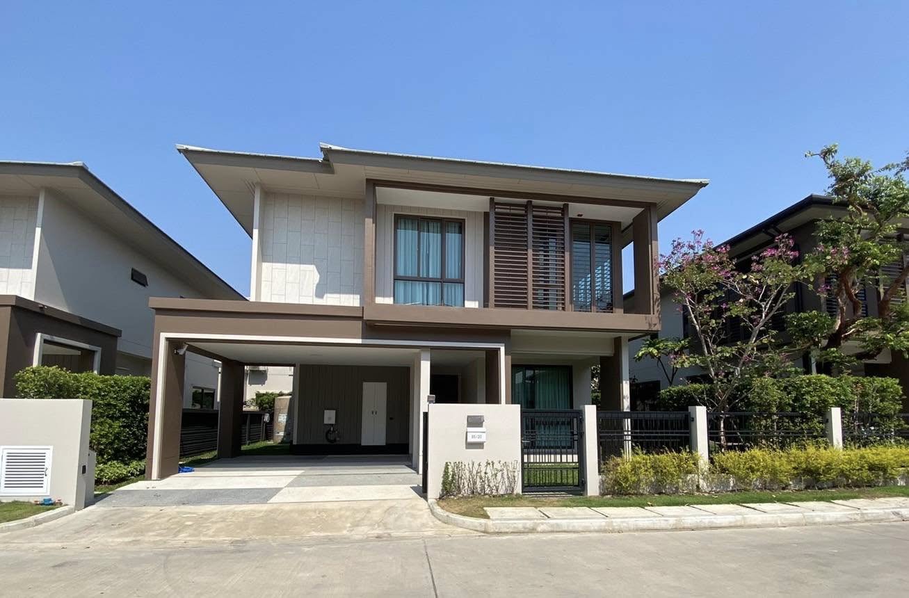 4-bedroom house at Burasiri Krungthep Kreetha, 56 sq.w, fully furnished near Brighton International School. Rent 130,000 THB/month.