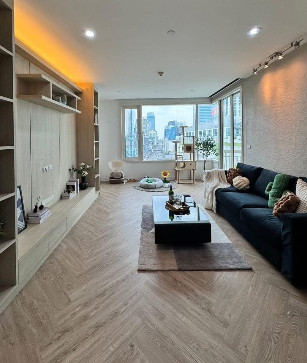 Pet-friendly 2-bedroom condo at Manhattan Chidlom for sale 10.5M THB. Near BTS Chidlom, Central Chidlom, Central World. Unblocked city view.