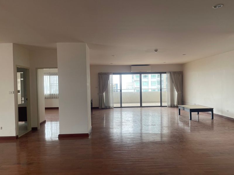 4-Bedroom, 2-Bathroom Condo for Rent at Tower Park Condominium, 260 sqm, ฿110,000/month, Fully Furnished, Near BTS Nana & MRT Petchaburi, Luxury Living in Sukhumvit, Bangkok.