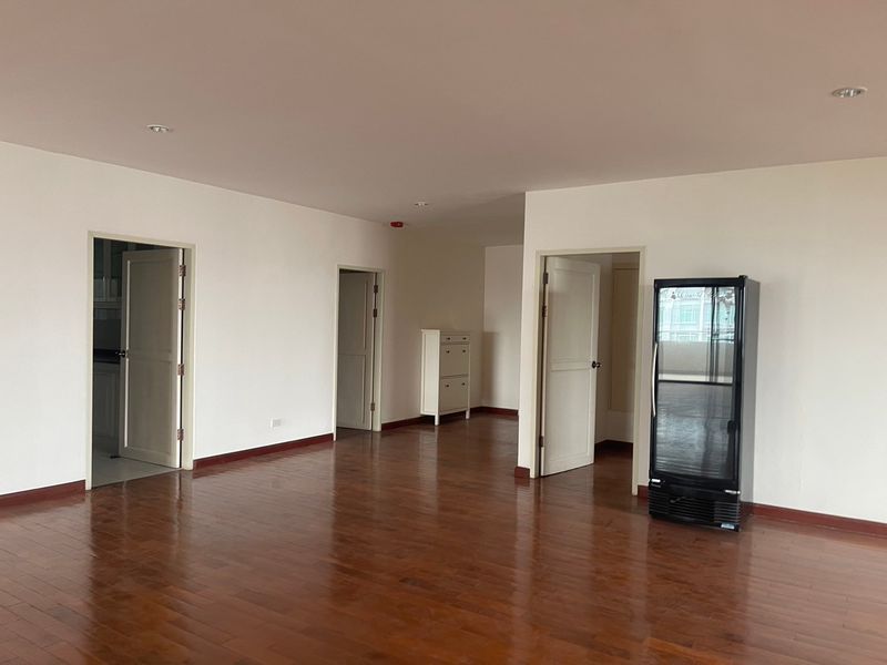 4-Bedroom, 2-Bathroom Condo for Rent at Tower Park Condominium, 260 sqm, ฿110,000/month, Fully Furnished, Near BTS Nana & MRT Petchaburi, Luxury Living in Sukhumvit, Bangkok.