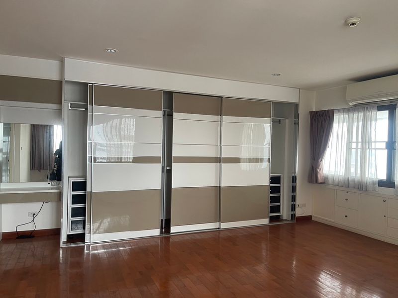 4-Bedroom, 2-Bathroom Condo for Rent at Tower Park Condominium, 260 sqm, ฿110,000/month, Fully Furnished, Near BTS Nana & MRT Petchaburi, Luxury Living in Sukhumvit, Bangkok.