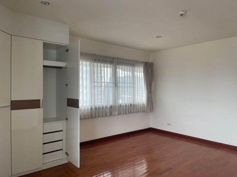4-Bedroom, 2-Bathroom Condo for Rent at Tower Park Condominium, 260 sqm, ฿110,000/month, Fully Furnished, Near BTS Nana & MRT Petchaburi, Luxury Living in Sukhumvit, Bangkok.