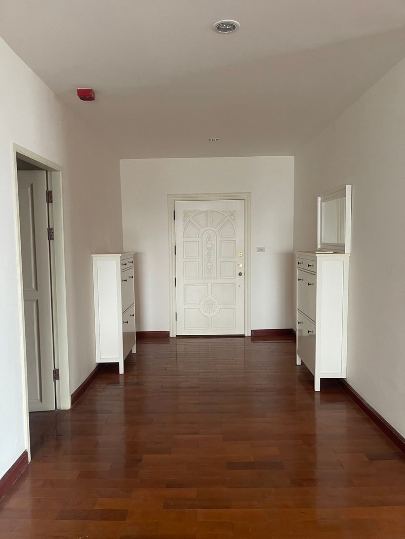 4-Bedroom, 2-Bathroom Condo for Rent at Tower Park Condominium, 260 sqm, ฿110,000/month, Fully Furnished, Near BTS Nana & MRT Petchaburi, Luxury Living in Sukhumvit, Bangkok.