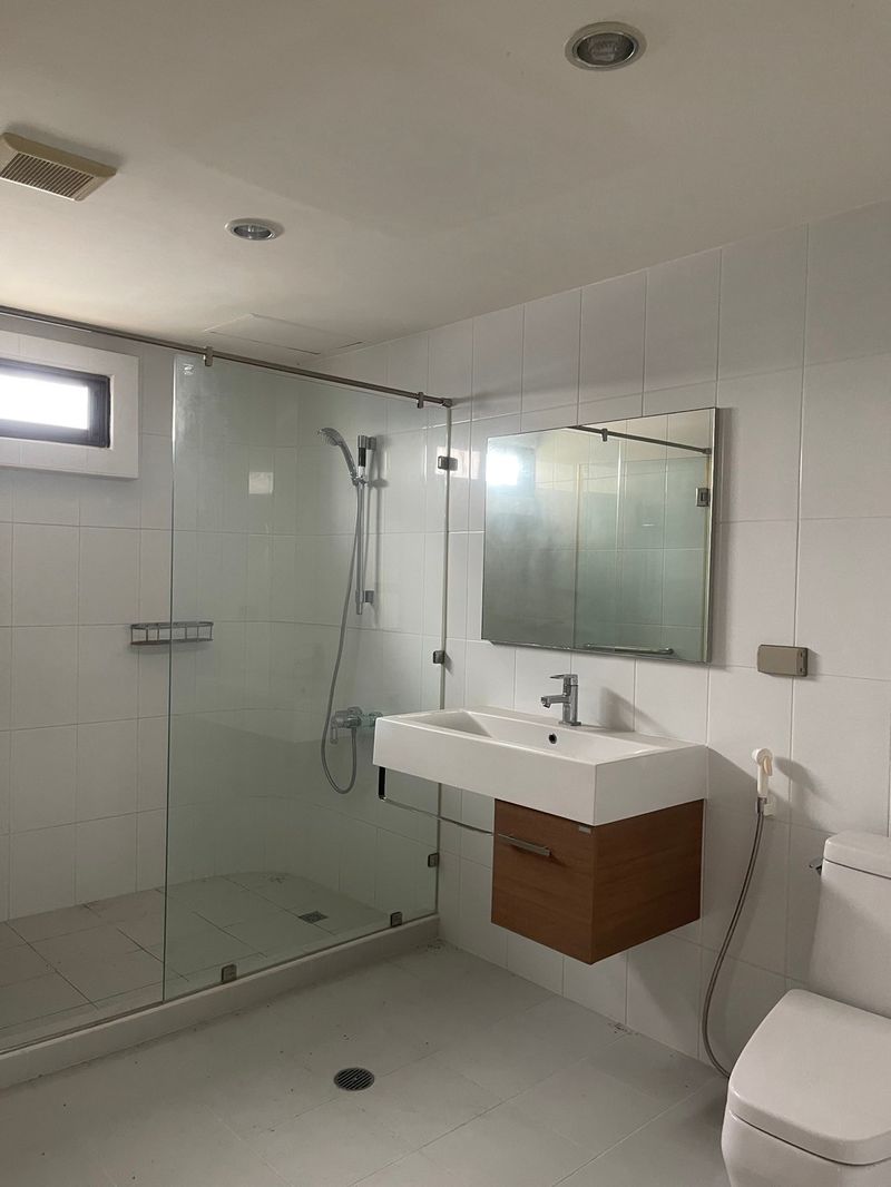 4-Bedroom, 2-Bathroom Condo for Rent at Tower Park Condominium, 260 sqm, ฿110,000/month, Fully Furnished, Near BTS Nana & MRT Petchaburi, Luxury Living in Sukhumvit, Bangkok.