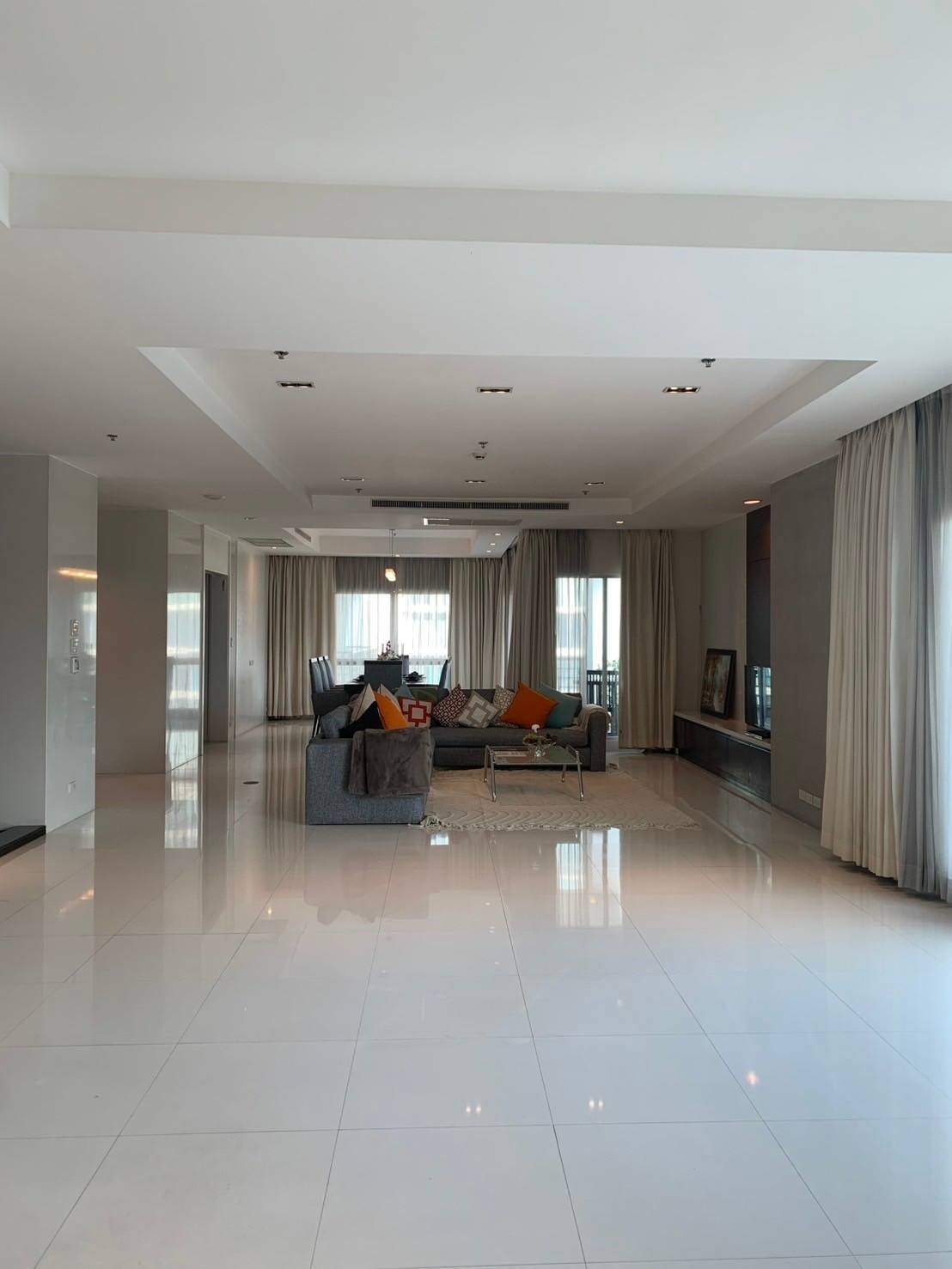 5-Bed, 4-Bath, 385 sqm Duplex Penthouse at Royal Residence Park for Rent near Lumphini MRT, 250,000 THB/month