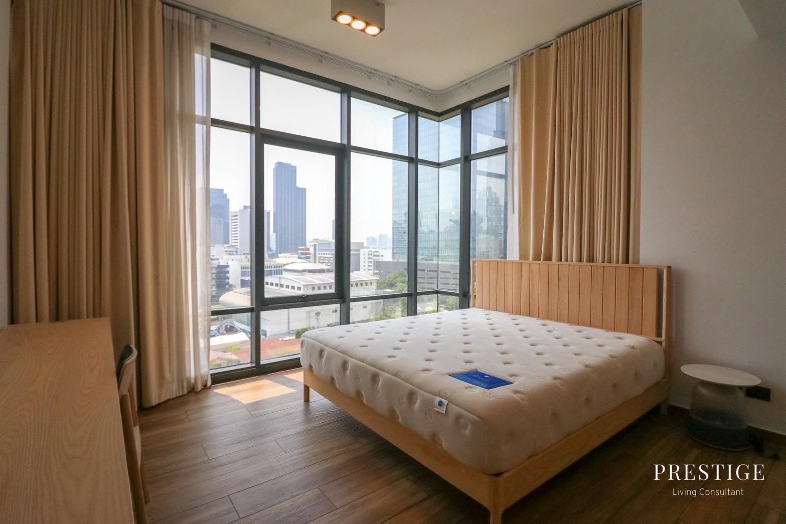Spacious 4-bedroom, 176 sqm condo at The Lofts Asoke for rent at 145,000 THB/month. High-end facilities, prime Sukhumvit location near MRT Phetchaburi.