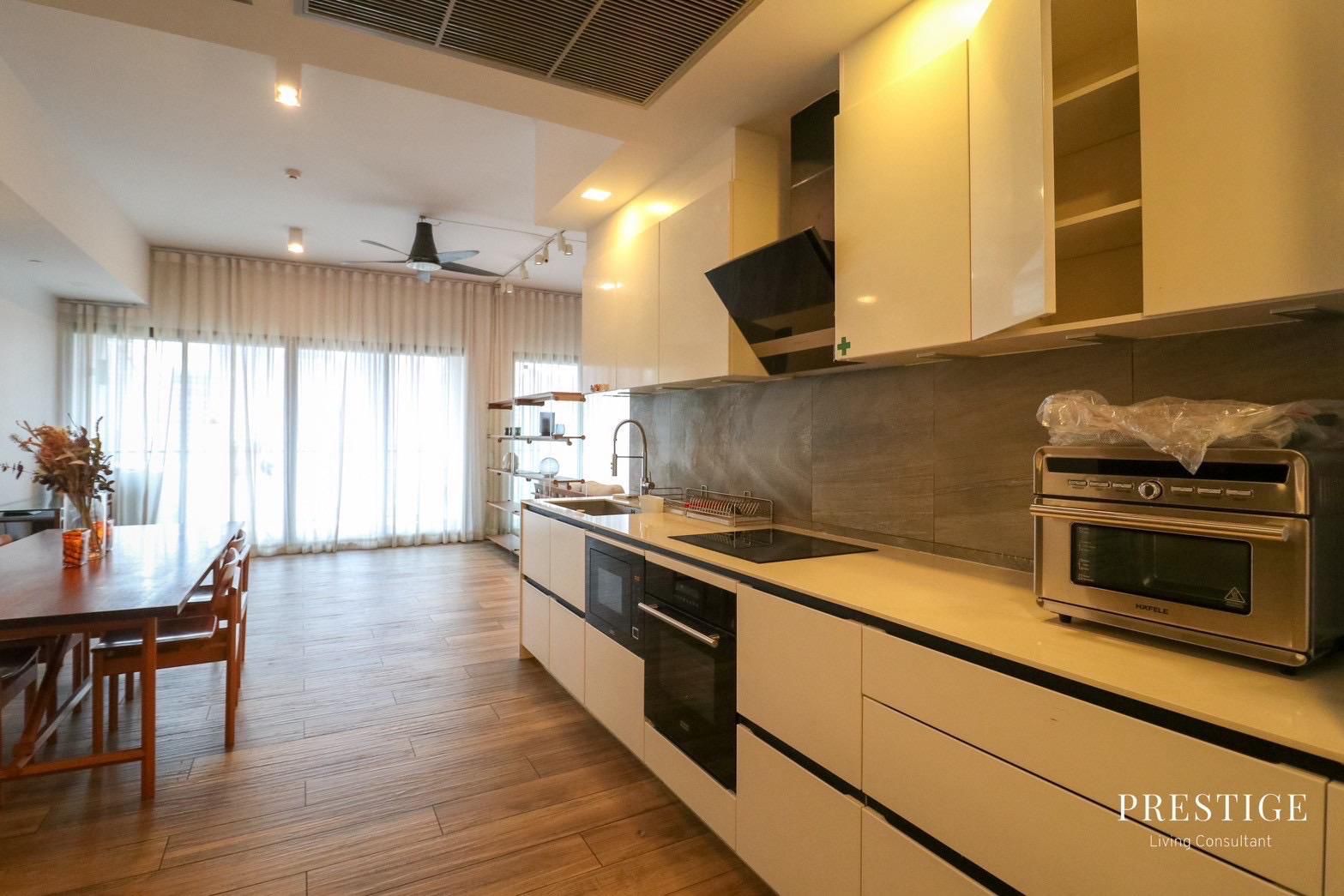 Spacious 4-bedroom, 176 sqm condo at The Lofts Asoke for rent at 145,000 THB/month. High-end facilities, prime Sukhumvit location near MRT Phetchaburi.