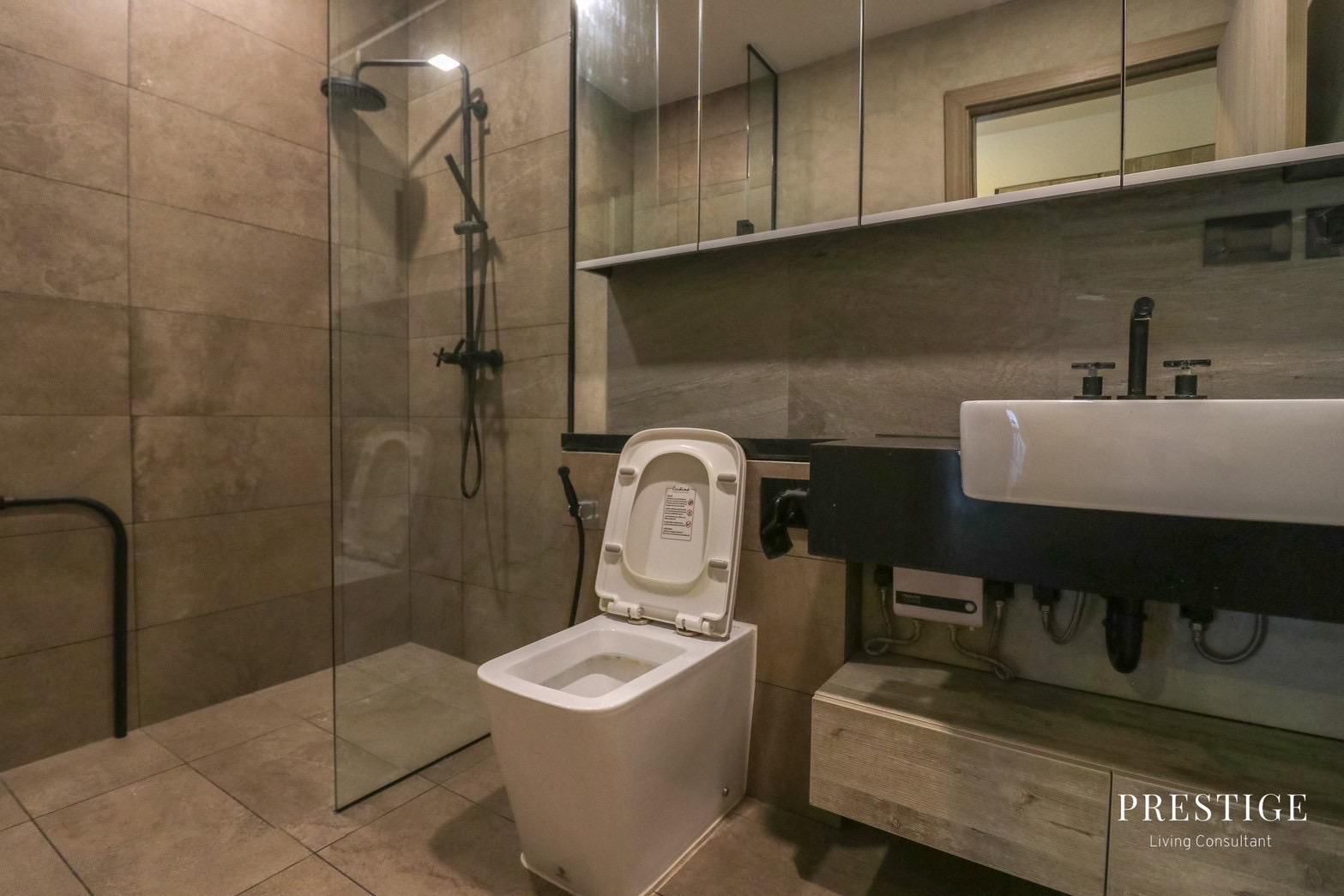 Spacious 4-bedroom, 176 sqm condo at The Lofts Asoke for rent at 145,000 THB/month. High-end facilities, prime Sukhumvit location near MRT Phetchaburi.