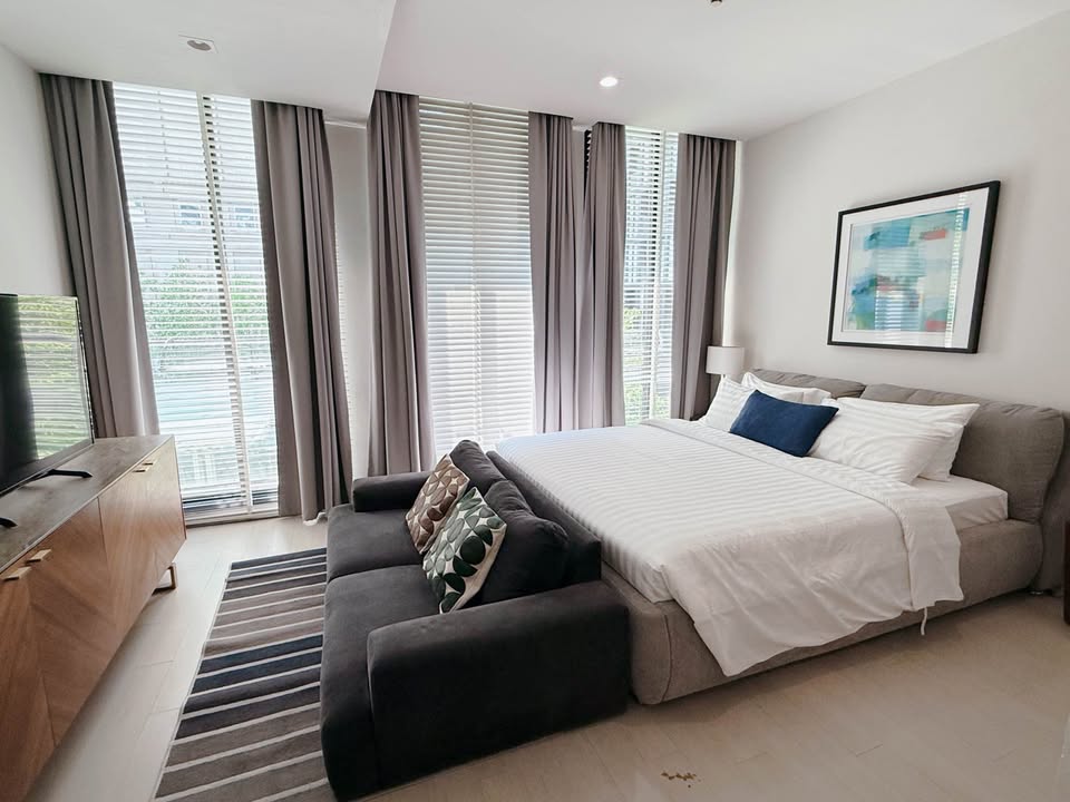 Modern 1-bed condo at Noble Ploenchit, 47 sq.m, garden view, private lift access. Located near BTS Ploenchit. Fully equipped and ready to move in.
