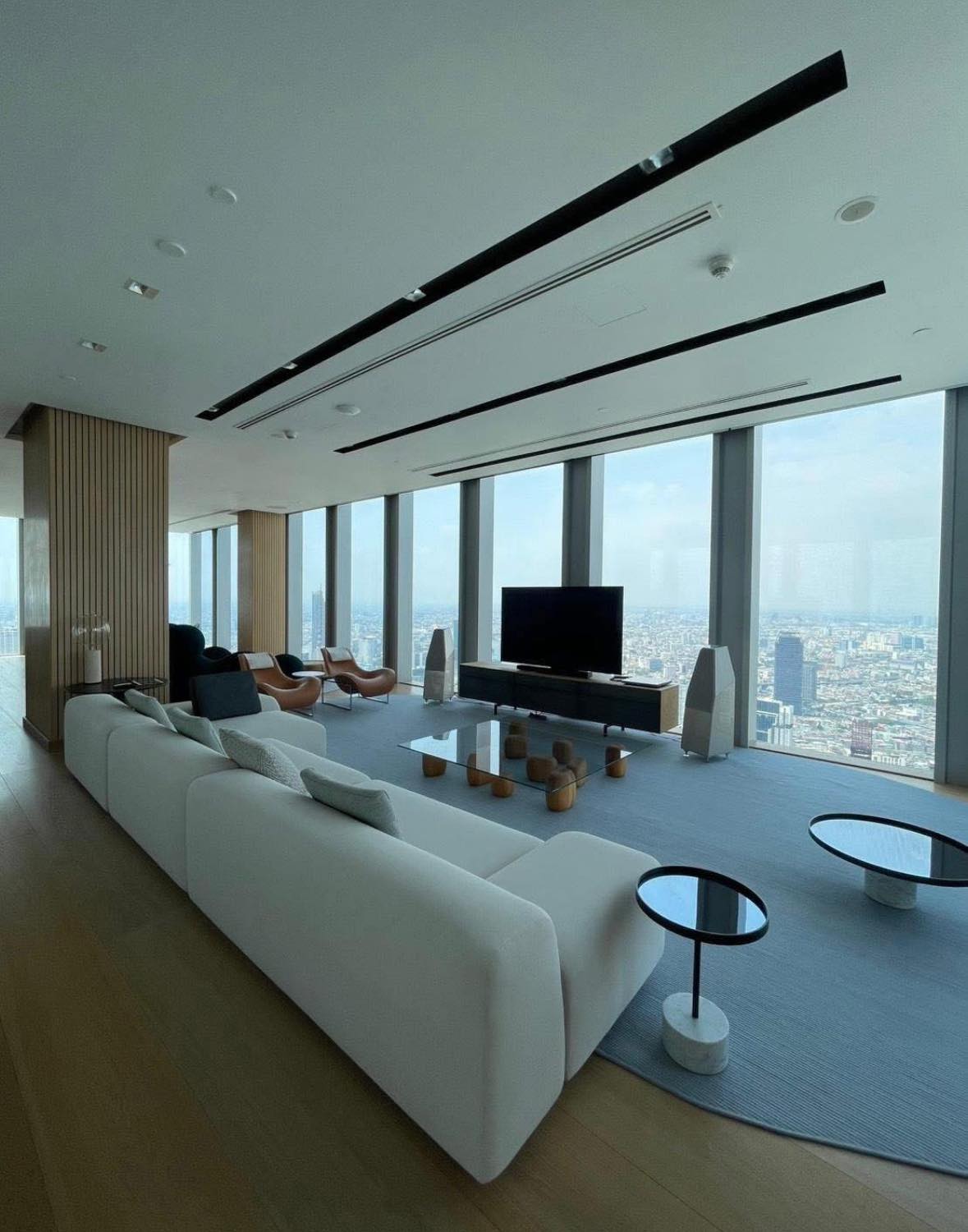 Ultra-luxury 4BR penthouse at Ritz-Carlton MahaNakhon, 1000 SQM on high floor. Now for rent at 2M THB/month. Unrivaled elegance, skyline views.